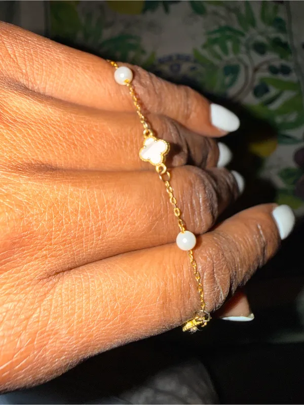 Gold & white pearl bracelet with white clover-shaped charms S925 - Image 3