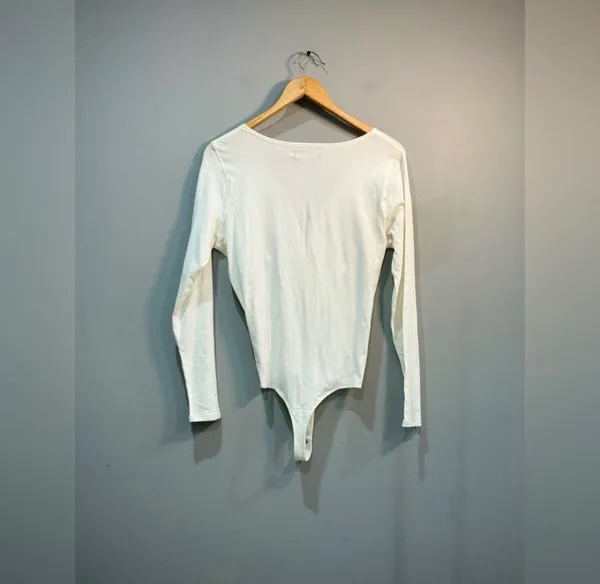 SALE! White Abercrombie & Fitch Knotted Bust Bodysuit Size XL NWT - Image 4