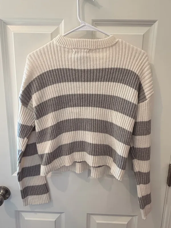 Pink Rose NWT Grey and White Sweater Size Small - Image 3