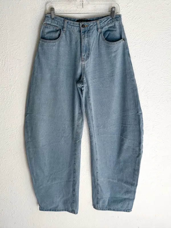 Lioness Horseshoe barrel style leg Light wash sz small - Image 4