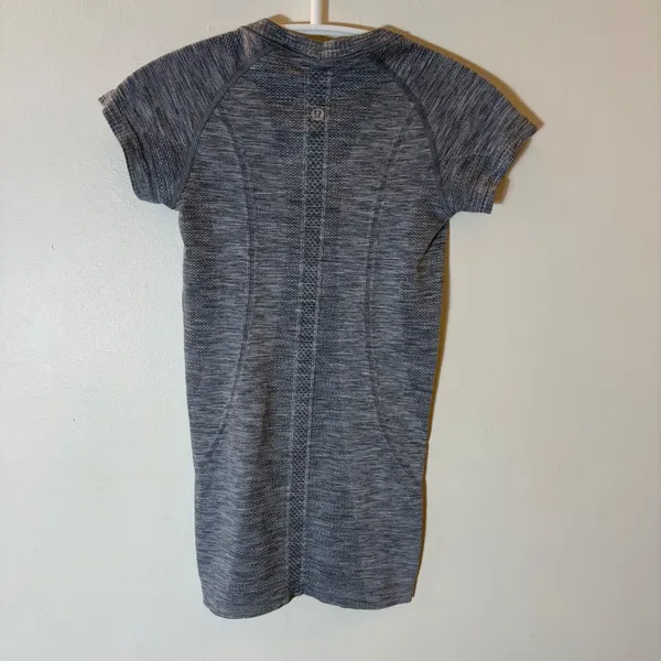 Lululemon Swiftly Tech Short Sleeve Crew Size 2 Gray Heathered - Image 3