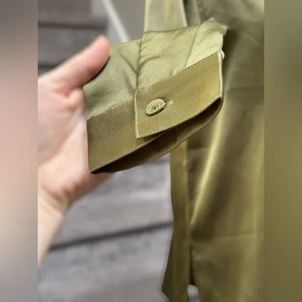 NEW MINKPINK Anissa Button Up Long Sleeve Satin Blouse Women’s S Olive Green‎ - Image 5