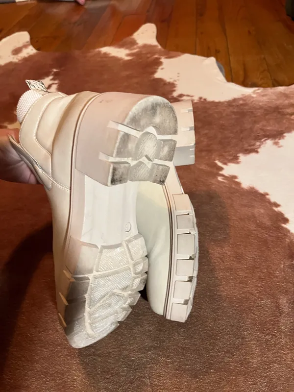Quipid Boots size 6 Scuff mark on side of one other than that they are in decent condition!! - Image 3