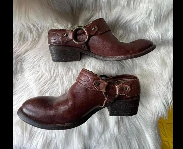 Frye Stylish Brown Leather Heeled Clogs with Buckle Detail size 7 - Image 4