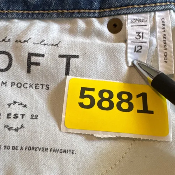 Loft Curvy Skinny‎ Crop Jeans Medium Wash Blue Denim Size 31/12 494746M - Image 4