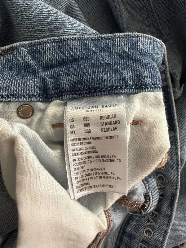 American Eagle Ripped Jeans Mom - Image 3