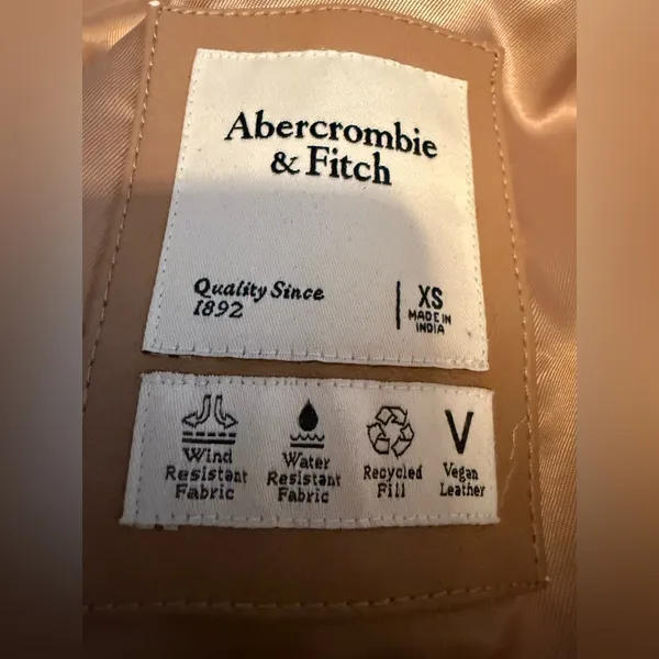 Abercrombie & Fitch Women's Camel Puffer Vest size XS - Image 9
