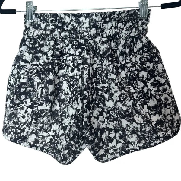 Lululemon Tracker Short V (4") Size 4 - Image 9
