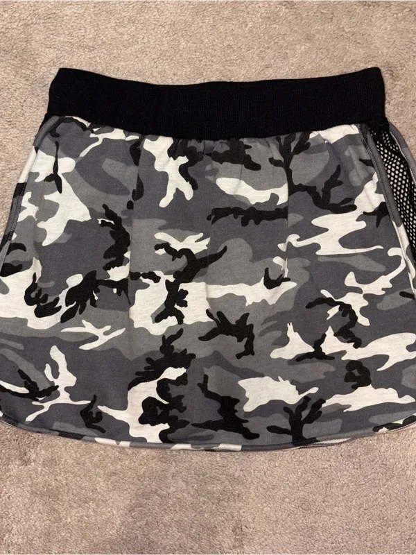 Emma & Sam Black and Gray Camo Mini Skirt Size: M - Image 2