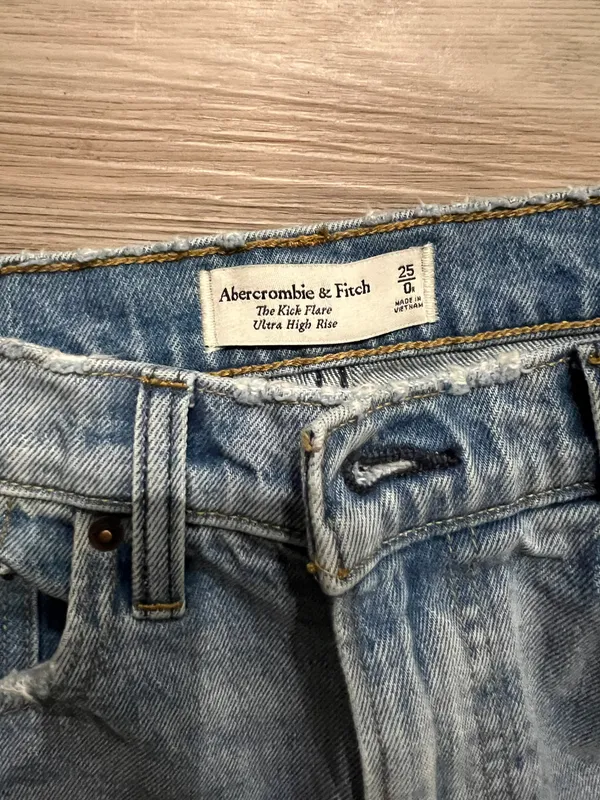 Abercrombie A&F Kick Flare Ultra High Rise 25 Regular Light Ripped Wash - Image 4