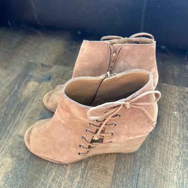 Lucky Brand Jaevin Tan Suede Peep Toe Wedge Booties Lace Up Side Zip Mens 9M‎ 39 - Image 4