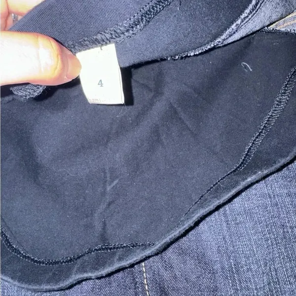 Old navy maternity skirt‎ size is 4 - Image 3