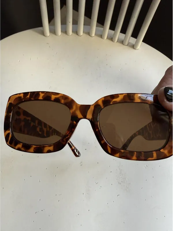 Aerie Vintage Style Tortoiseshell Rectangular Sunglasses - Image 2