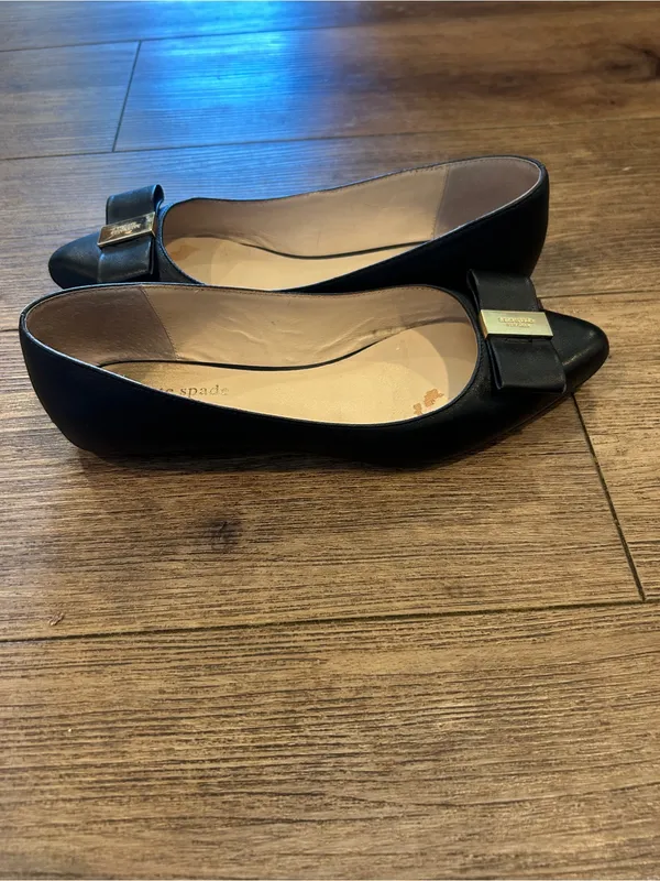 Kate Spade Norah Black Pointed-Toe Leather Flats with Bow and Gold Plaque size 8 - Image 7