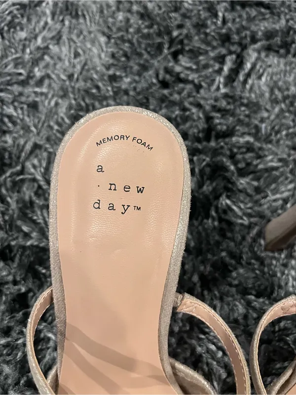 🌸Women’S Sonia Gold And Rhinestone Heels Size 9🌸 - Image 5