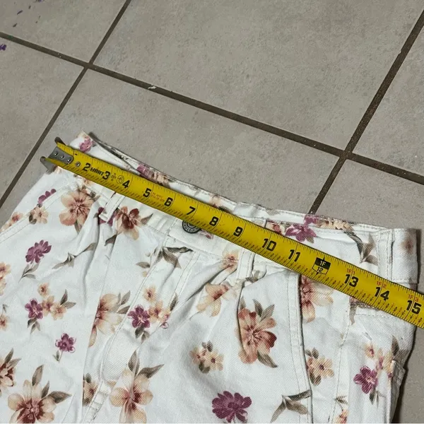 American Eagle‎ White Denim Floral Print Women's Casual Mom Shorts size 8 - Image 6