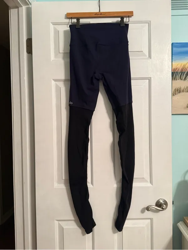 Alo Goddess Leggings in Navy and Black - Image 3