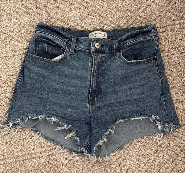 Abercrombie High-Rise 4" Mom Shorts - Image 4