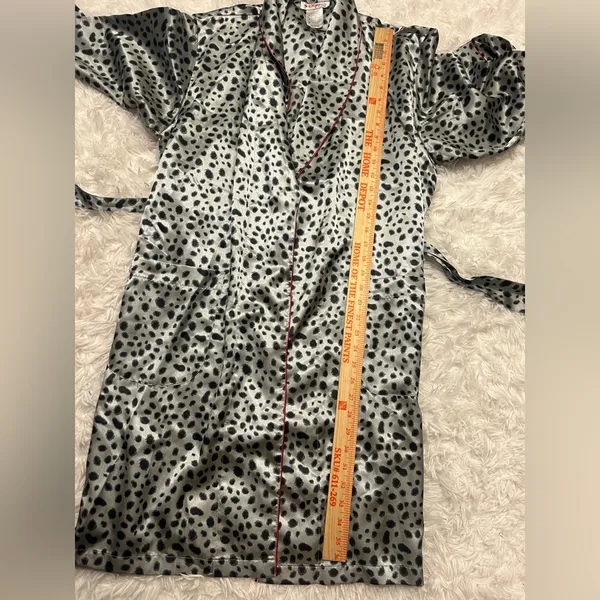 Vintage Disney Store 101 Dalmatians Cruella gray black satin robe woman’s Medium - Image 6