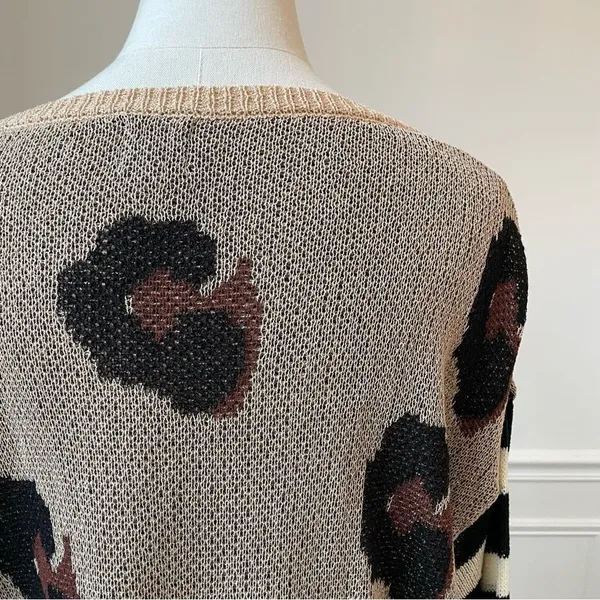 Amaryllis x Ashlee Nichols Leopard Stripe Oversized Lightweight Vneck Sweater M - Image 4