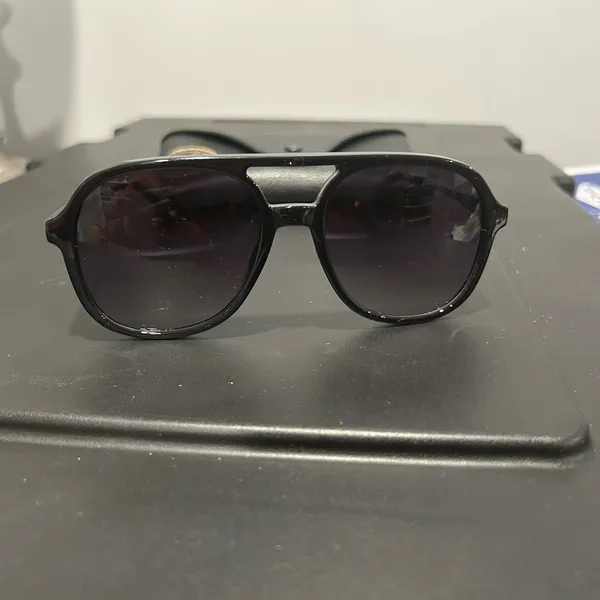 Stylish Black Aviator Sunglasses - Image 3