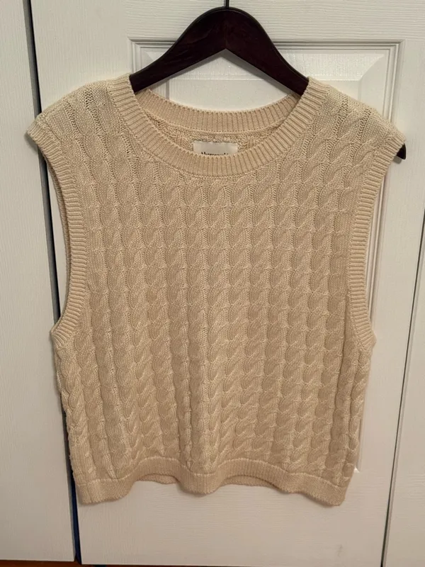 Abercrombie & Fitch Cable Knit Sweater Vest in Beige - Image 2
