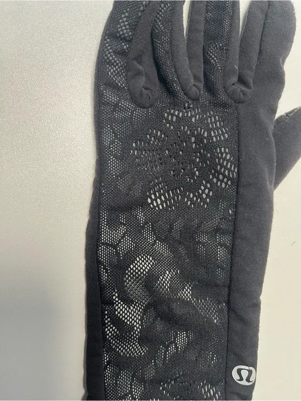 Lululemon Frosty Run Reflective Gloves in Black Lace - Image 4