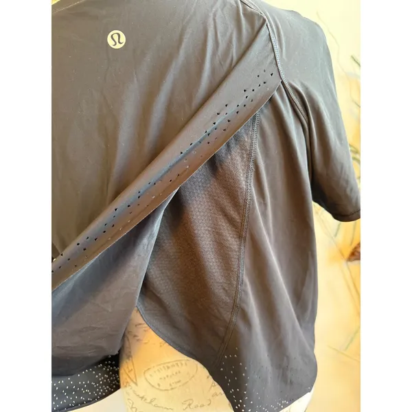 Lululemon Womens Black Split Back Laser Cut‎ Short Sleeve Athletic Top Size 8 - Image 5