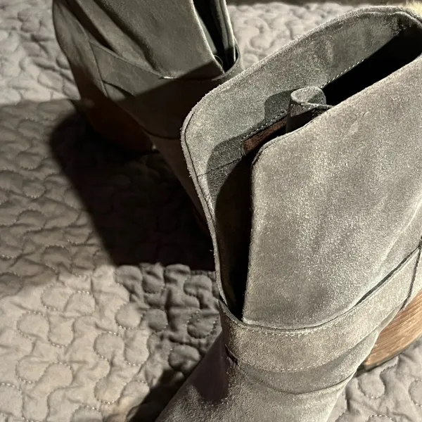 Isola Lavoy Grey Leather Stacked Heel Ankle Boots Size 7M Gorgeous NWOT - Image 9