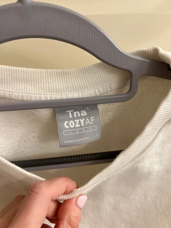 Aritzia TNA cropped sweatshirt - Image 3