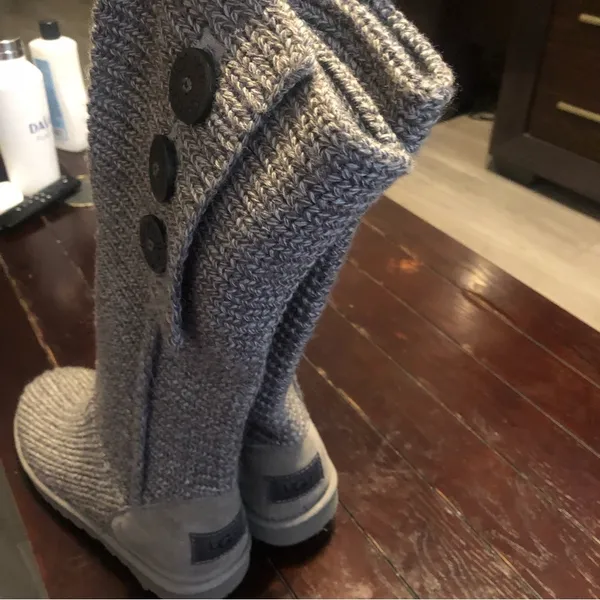 UGG Classic Cardy knitted sweater 3 button fold over boots.Silver color. Size: 8 - Image 4
