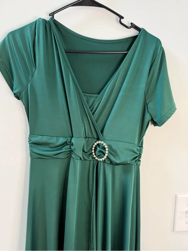 Elegant Emerald Green Surplice Dress with Decorative Waist - Image 2