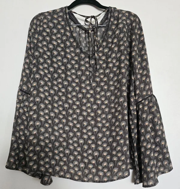 ANN TAYLOR LOFT Boho Peacock FeatherPrint Bell Sleeve Blouse Grey - Image 3