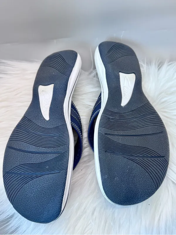 Clarks Navy Adjustable thong sandals flat cloudsteppers comfortable size 10 - Image 7