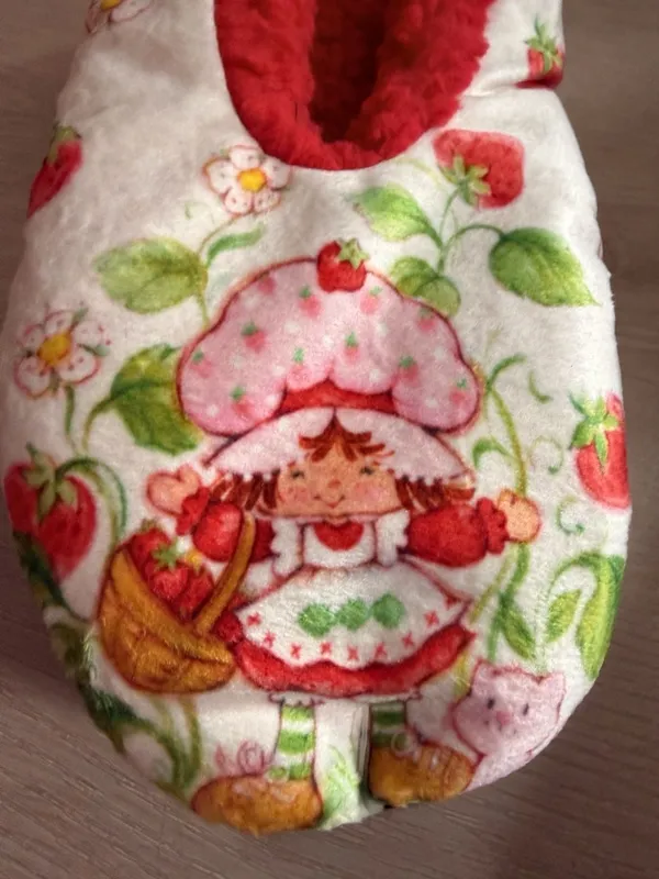 Strawberry Shortcake Fuzzy Babba Slipper Socks Size M/L - Image 4