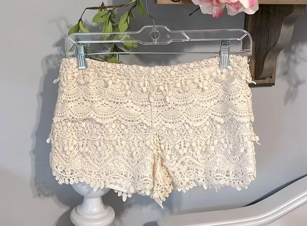 Romantic Flirty Lace Crochet Beige Shorts Back Zip Womens Small Love Fire - Image 3