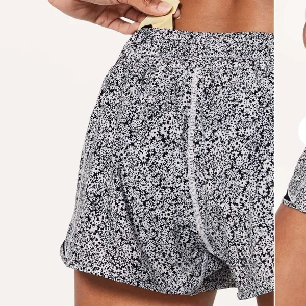 Lululemon Hotty Hot Short II *2.5" Ditsy Daisy White Black - Image 4