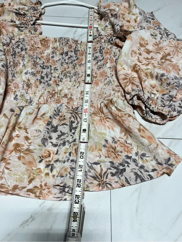 Entro Floral Puff Ruffle Sleeve with smocking peplum bottom size medium - Image 5