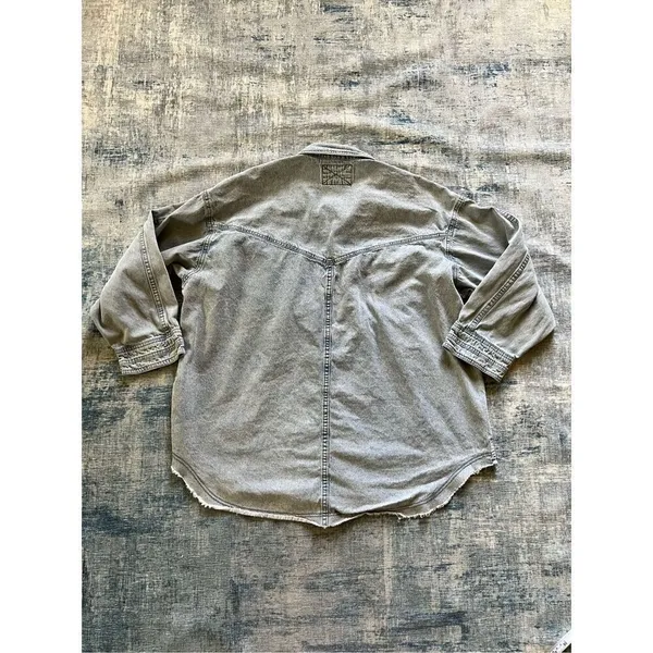 Veveret Light Wash Button Front Lightweight Denim Jean Jacket Women's Large Blue - Image 2