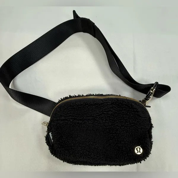lululemon athletica Black Sherpa Crossbody Belt Bag - Image 15