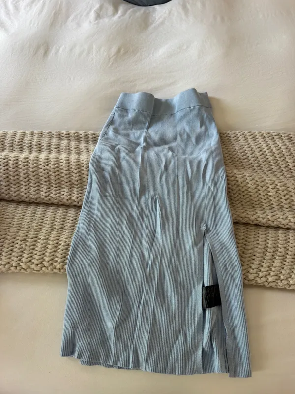 H&M Light blue fitted midi skirt - Image 2