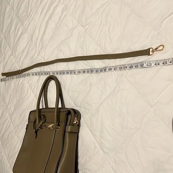 Beautiful green crossbody handbag Lots of details and pockets EUC - Image 11