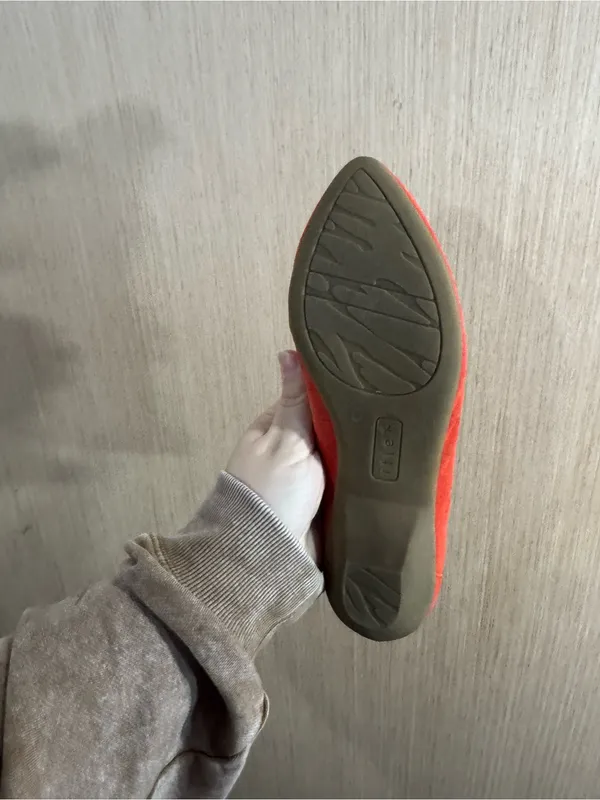 Anne Klein Iflex Red Orange Suede Loafers with Gold Chain Trim Size 7.5 - Image 9
