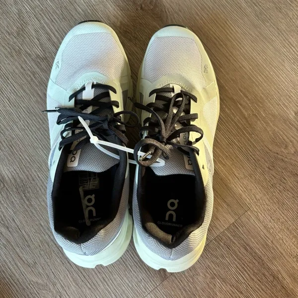 ON CLOUD Swiss Engineering  WOMENS SHOES SIZE 10.5 - Image 7