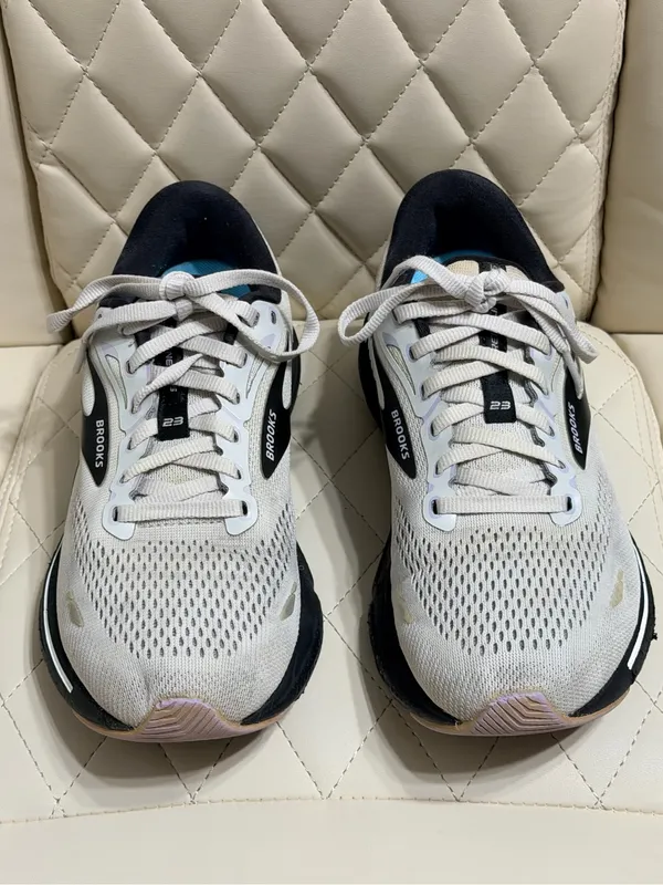 Brooks Adrenaline GTS 23 size 8.5 wide with Hoka insoles - Image 4