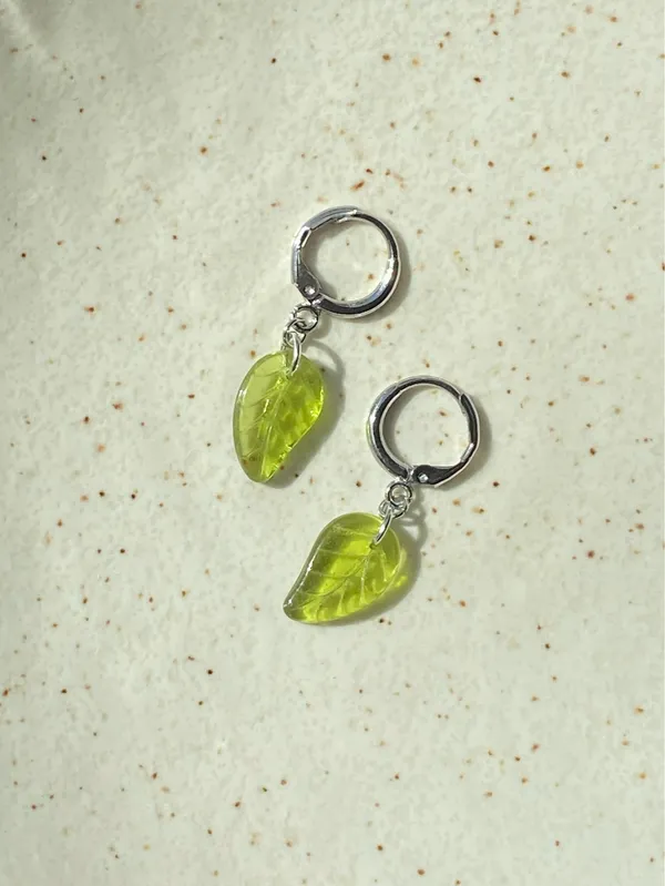 Handmade fairy forest vintage retro aesthetic style simple Czech glass leaf dangle earrings🍃💚 - Image 2