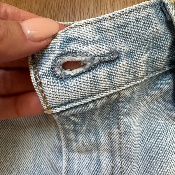 Levi's Women's Cinch Mid-Thigh Shorts Light Wash Size 26 - Image 3