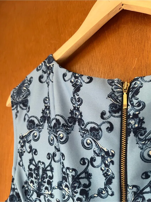 • 2 woman’s sleeveless patterned dresses• Blue Size L - Image 7