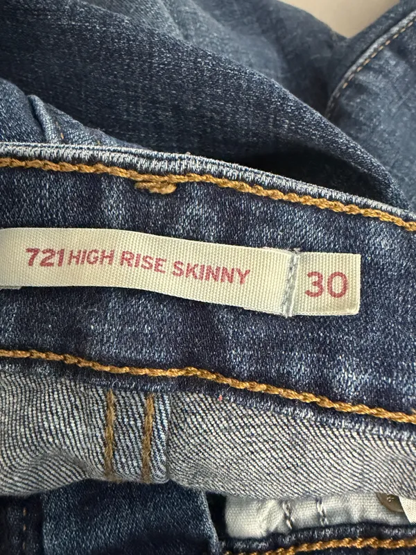 Levi's Women's High-Rise Jeans in Mid Blue Wash - Image 4