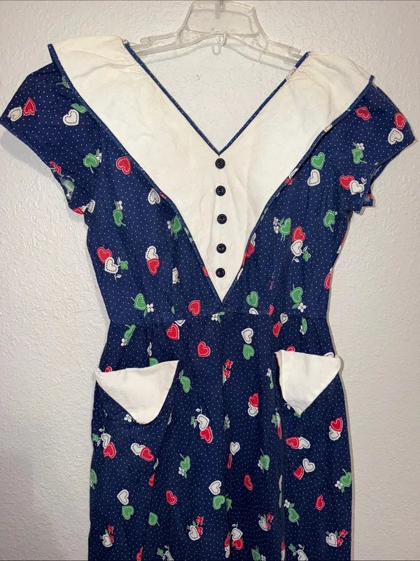 vintage 70s blue novelty print dress white V-shaped collar, buttons heart motifs - Image 3